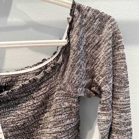 UK2LA โข Grey stretchy long sleeve crop top - Picture 6 of 9